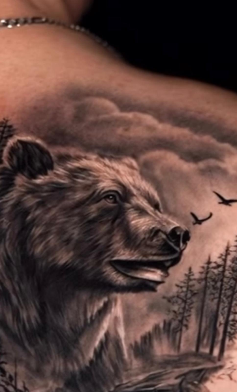 Zwart-grijs realistische berentattoo met vogels en bos, sfeerbeeld tattoo-kunst
