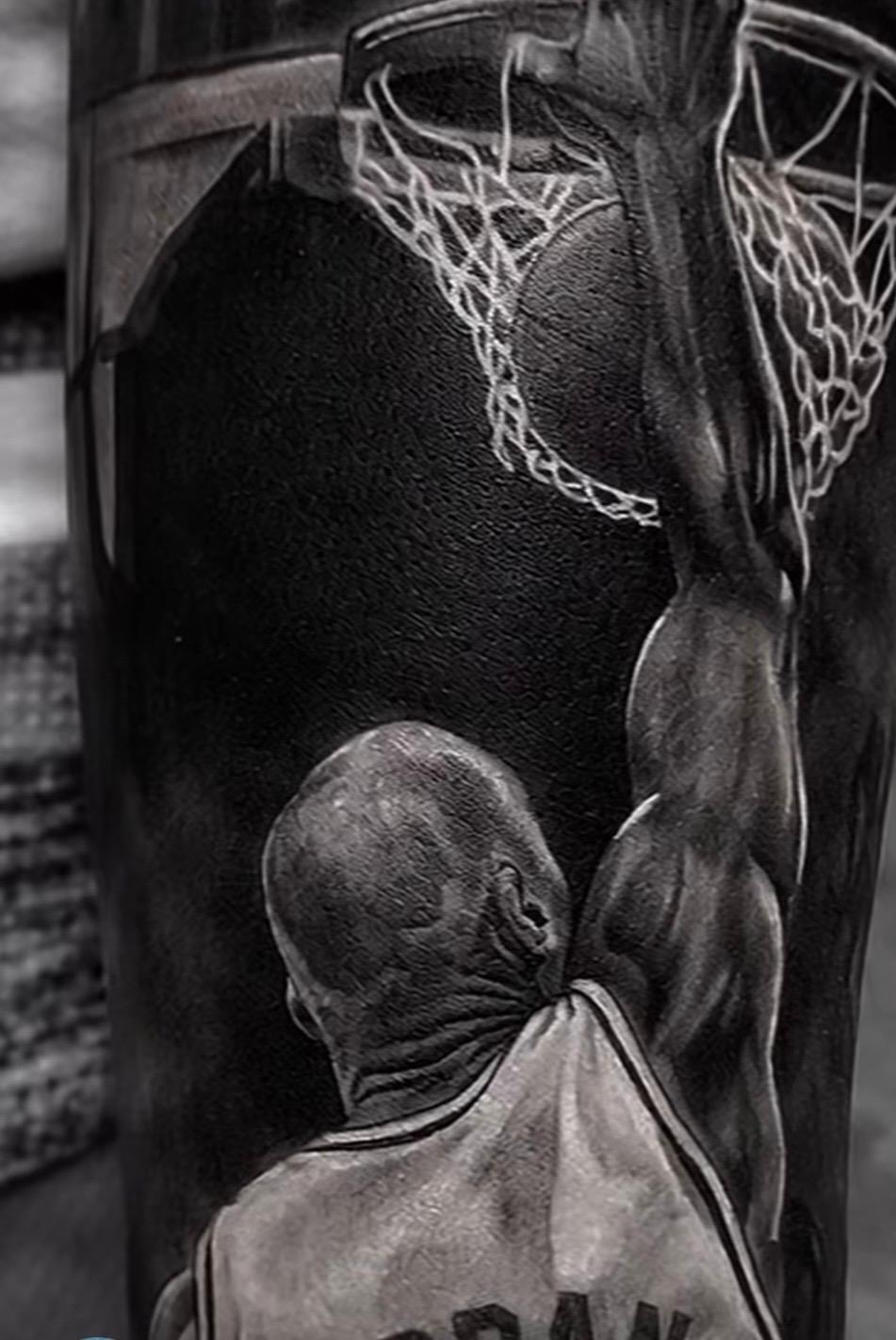 Detail van een zwart-grijs tattoo, close-up van het vakwerk