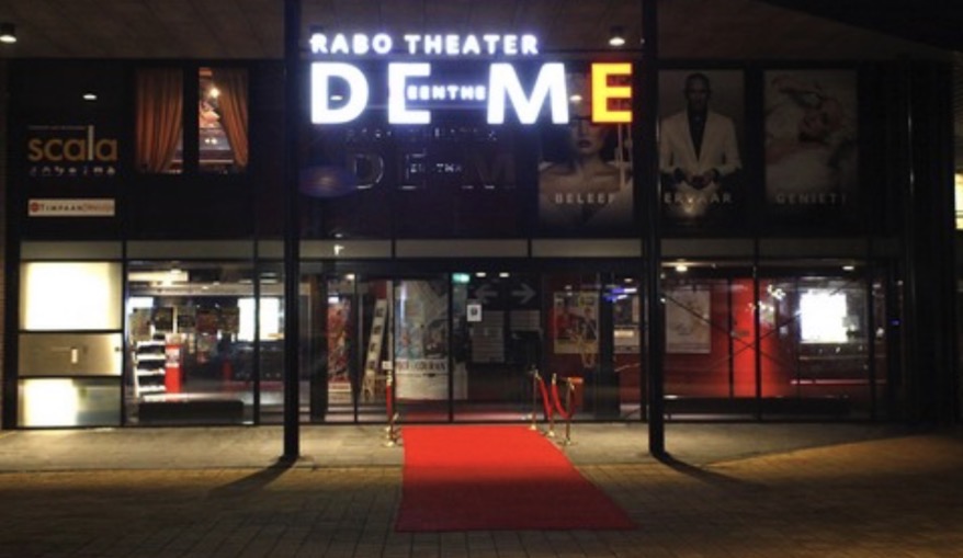 Entree van Rabo Theater De Meenthe in Steenwijk bij avond, de locatie van het event
